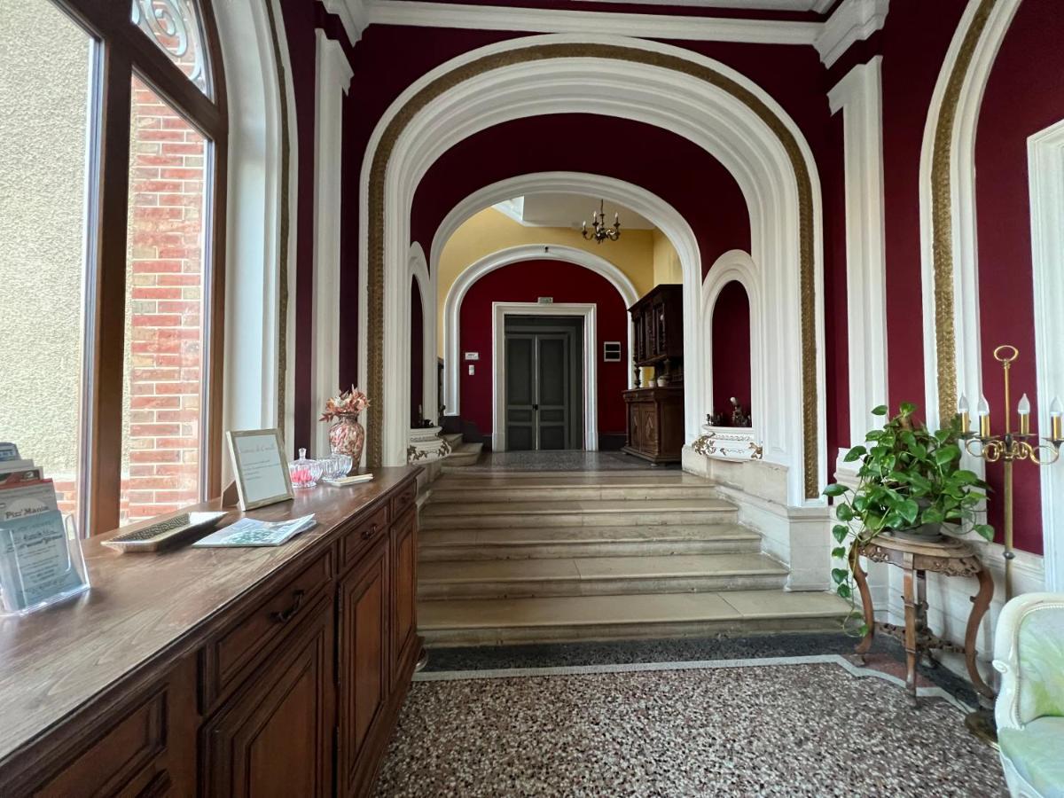Château de Crènille Chaumes-en-Brie Esterno foto